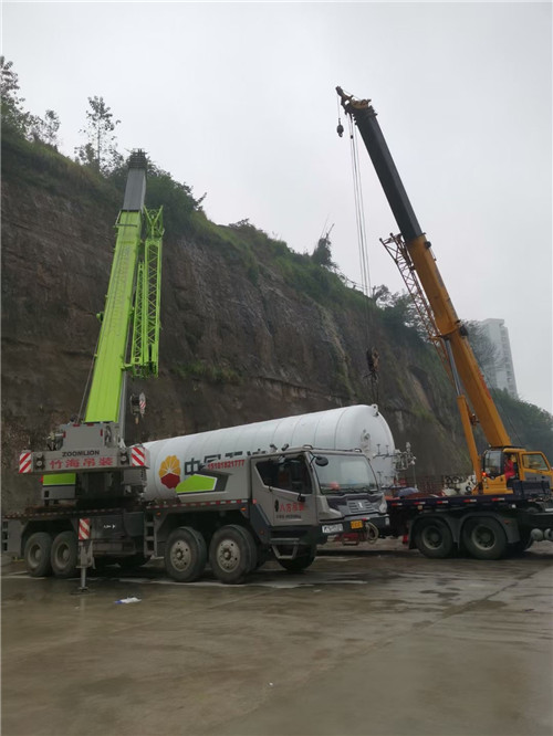 钟祥市“不怕风雨冻”—— 吊车的 “恶劣环境适应” 技术